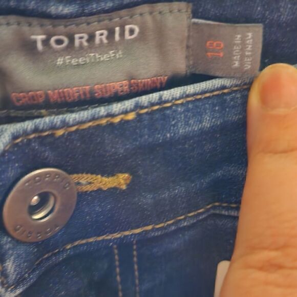 18W Torrid Crop Skinny Fit Mid Rise Jean Super Soft Midfit Blue Denim Stretch NW - Picture 7 of 8
